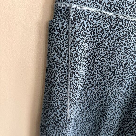 Athleta Salutation Stash Pocket Textured 7/8 Tight Blue Cheetah Leopard - Picture 6 of 9